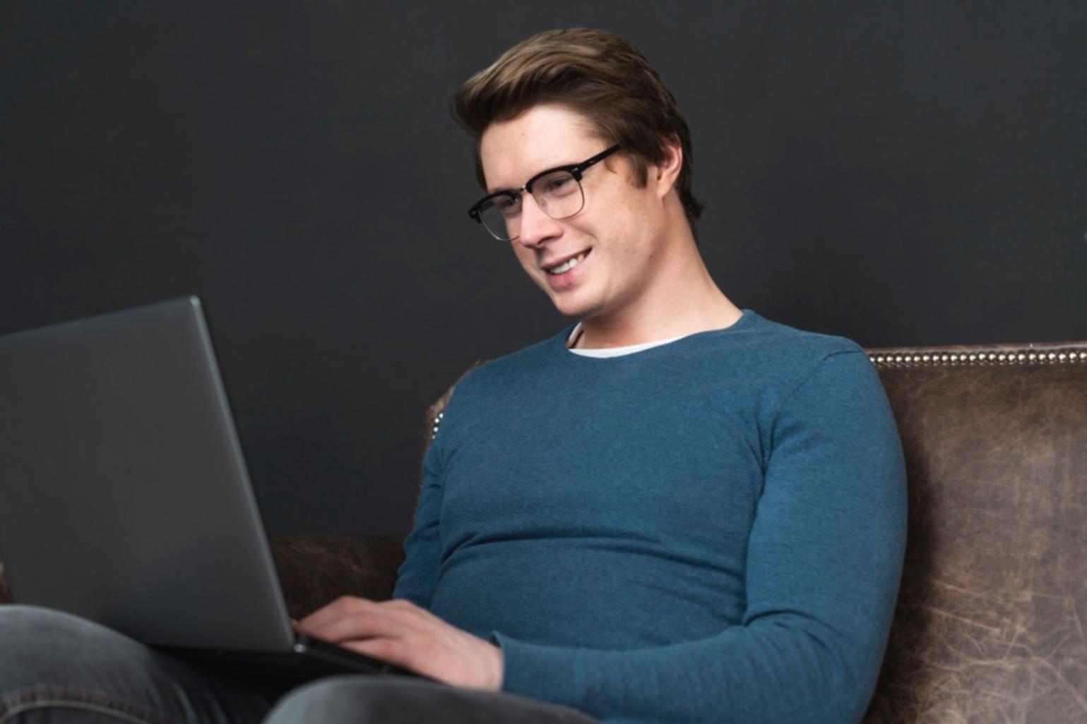 Studente che lavora su progetto di design di interfaccia web