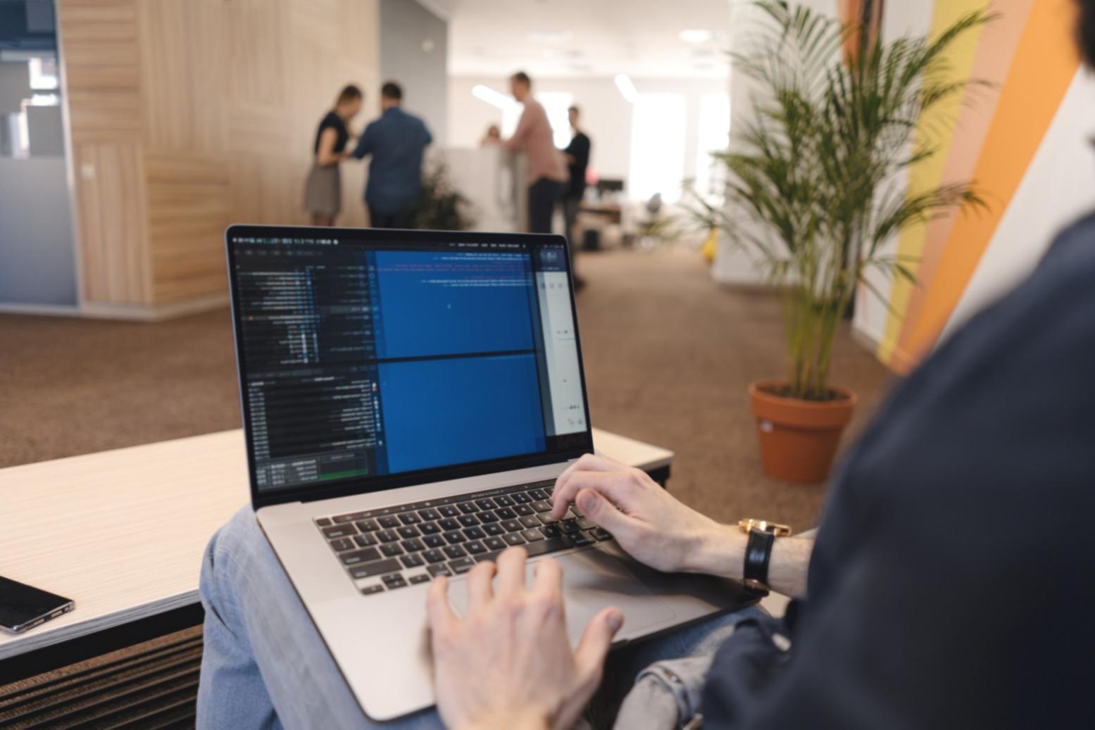 Studenti durante una sessione pratica di design al computer, lavorando su progetti di interfacce web