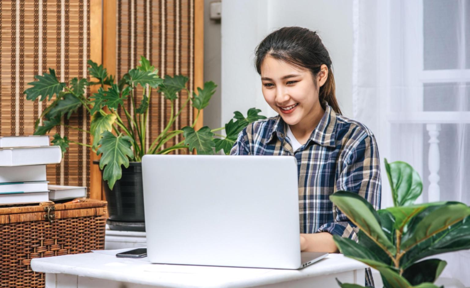 Studenti che collaborano su progetti di design